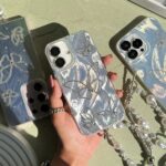 قاب گوشی آیفون 15 طرح پروانه نگینی با آویز