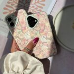 قاب طرح گربه در باغ گل (بدون آویز) گوشی آیفون 16 پرو