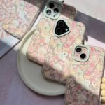 قاب طرح گربه در باغ گل (بدون آویز) گوشی آیفون 15 پرو