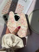 قاب طرح گربه در باغ گل (بدون آویز) گوشی آیفون 13 پرومکس