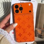قاب چرمی طرح LV نارنجی گوشی آیفون 16