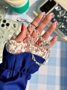 قاب ژله ای شفاف طرح ابر شاینی با آویز ابری گوشی آیفون 15 پرو