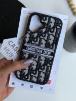 قاب Christian Dior طرح گلدوزی اوبلیک گوشی آیفون 16