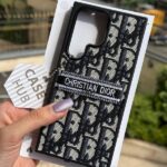 قاب Christian Dior طرح گلدوزی اوبلیک گوشی آیفون 13 و آیفون 14
