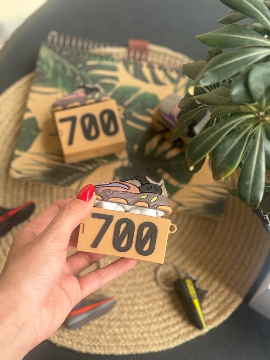کاور ایرپاد Adidas YEEZY 700 (کدa0076) 1 کاور ایرپاد Adidas YEEZY 700 (کدa0076)