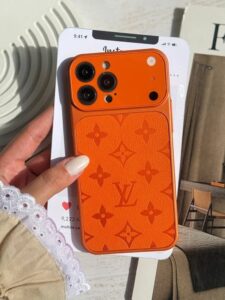 قاب چرمی طرح LV نارنجی گوشی آیفون 14 پرو