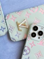 قاب Louis Vuitton طرح هولوگرامی گوشی آیفون 12 و آیفون 12 پرو