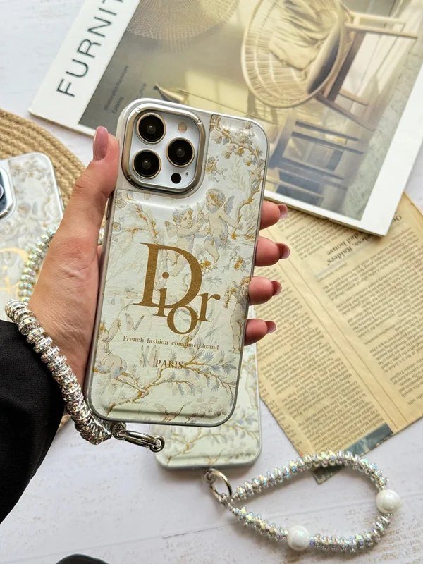 قاب گوشی آیفون 16 پرومکس دیور Dior با آویز 1 قاب گوشی آیفون 16 پرومکس دیور Dior با آویز