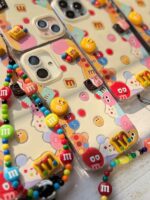 قاب گوشی سامسونگ آیفون 16 پرومکس طرح M&M با آویز
