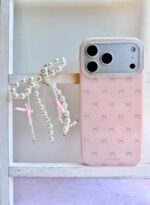قاب طرح Pink Bow با آویز مرواریدی گوشی آیفون 15 پرومکس