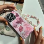 قاب پروانه صورتی براش همراه با بند ست گوشی آیفون 15 پرو