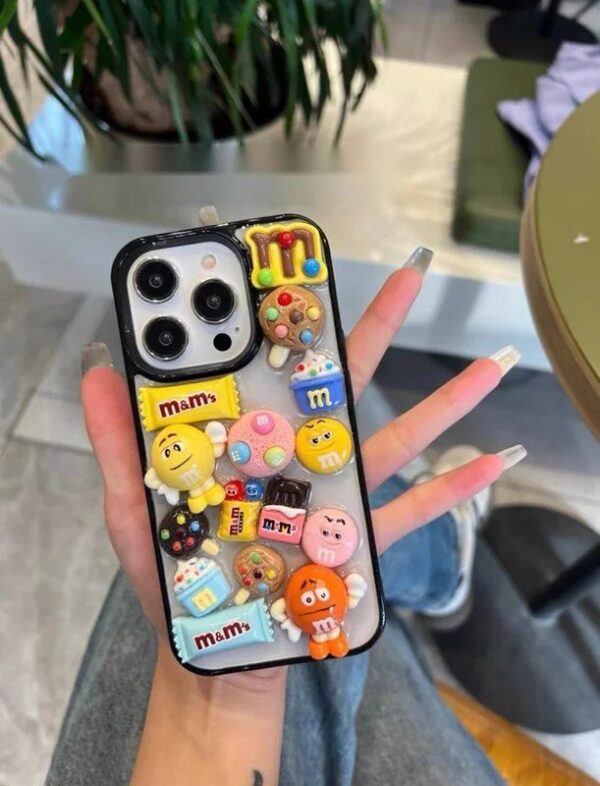 قاب استیکری عروسکی برجسته M&M گوشی آیفون 14 پرو