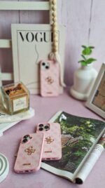 قاب طرح GUESS صورتی گوشی آیفون 13 پرومکس