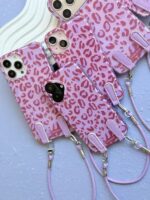 قاب طرح پلنگی بنفش با بند مچی گوشی آیفون 15