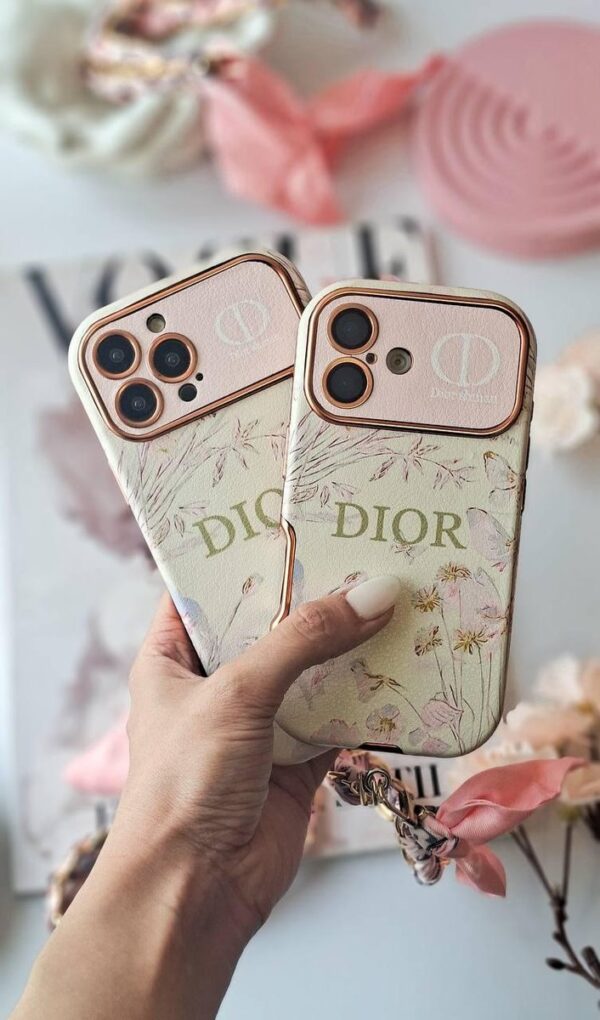 قاب Dior طرح گل‌دار گوشی آیفون 13 پرومکس