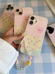 کاور طرح رمانتیک با آویز گوشی آیفون 12 پرومکس