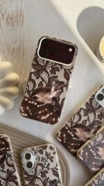 قاب چرمی طرح آهو و گیپور گوشی آیفون 17