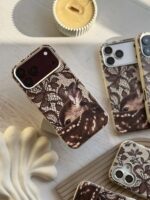 قاب چرمی طرح آهو و گیپور گوشی آیفون 16 پرو